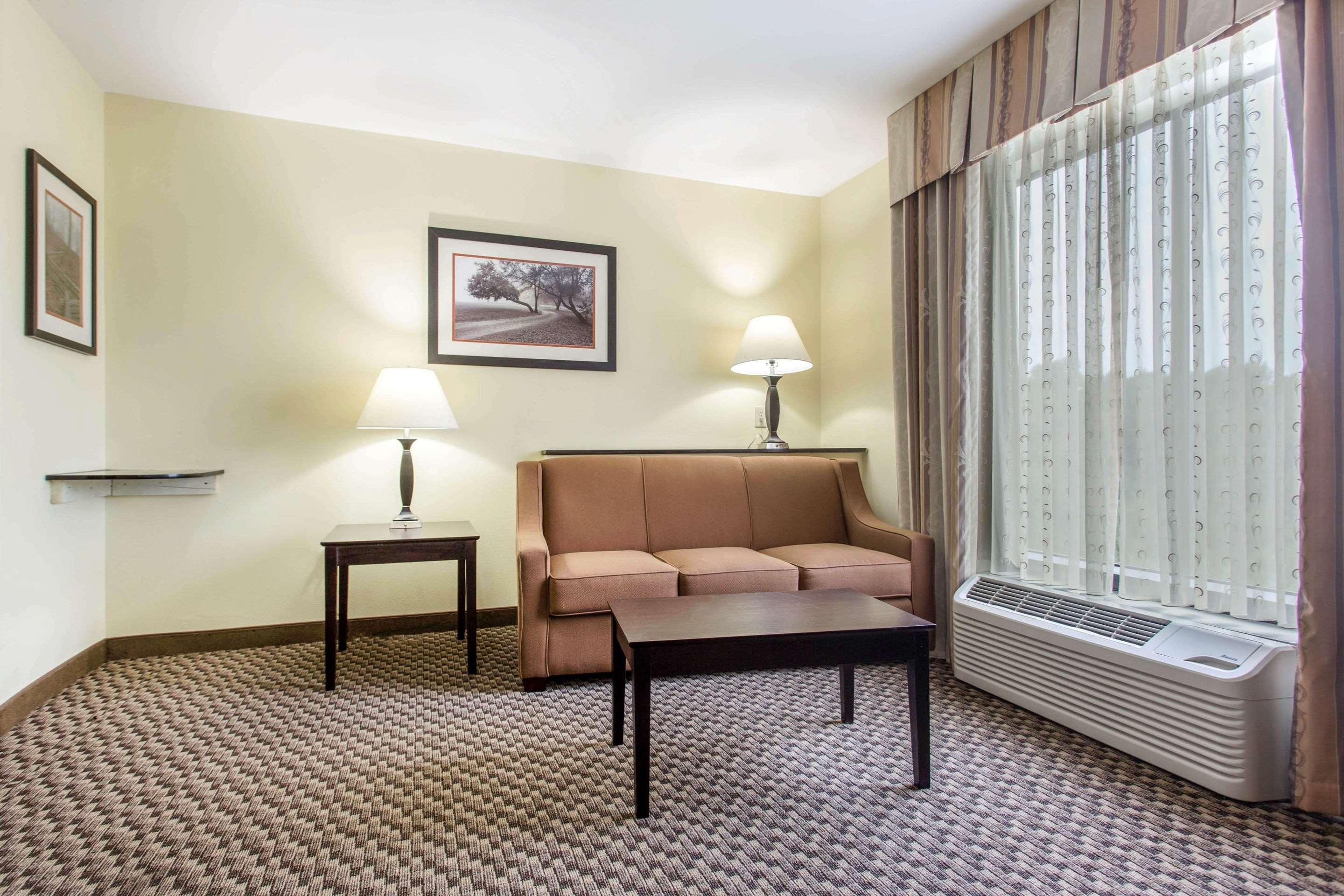 Comfort Suites Clinton Near Presbyterian College מראה חיצוני תמונה